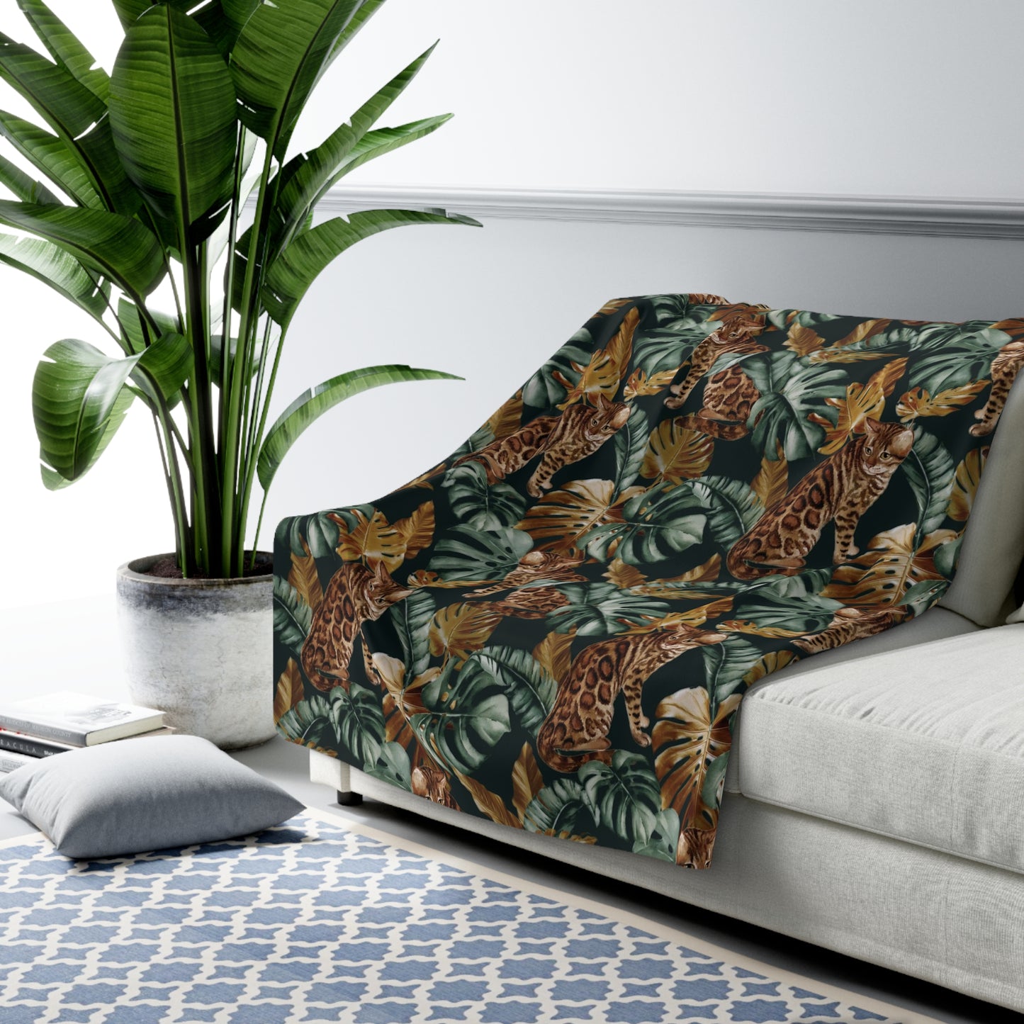 Fleece blanket with Bengal cats and oversized tropical leaves motif 