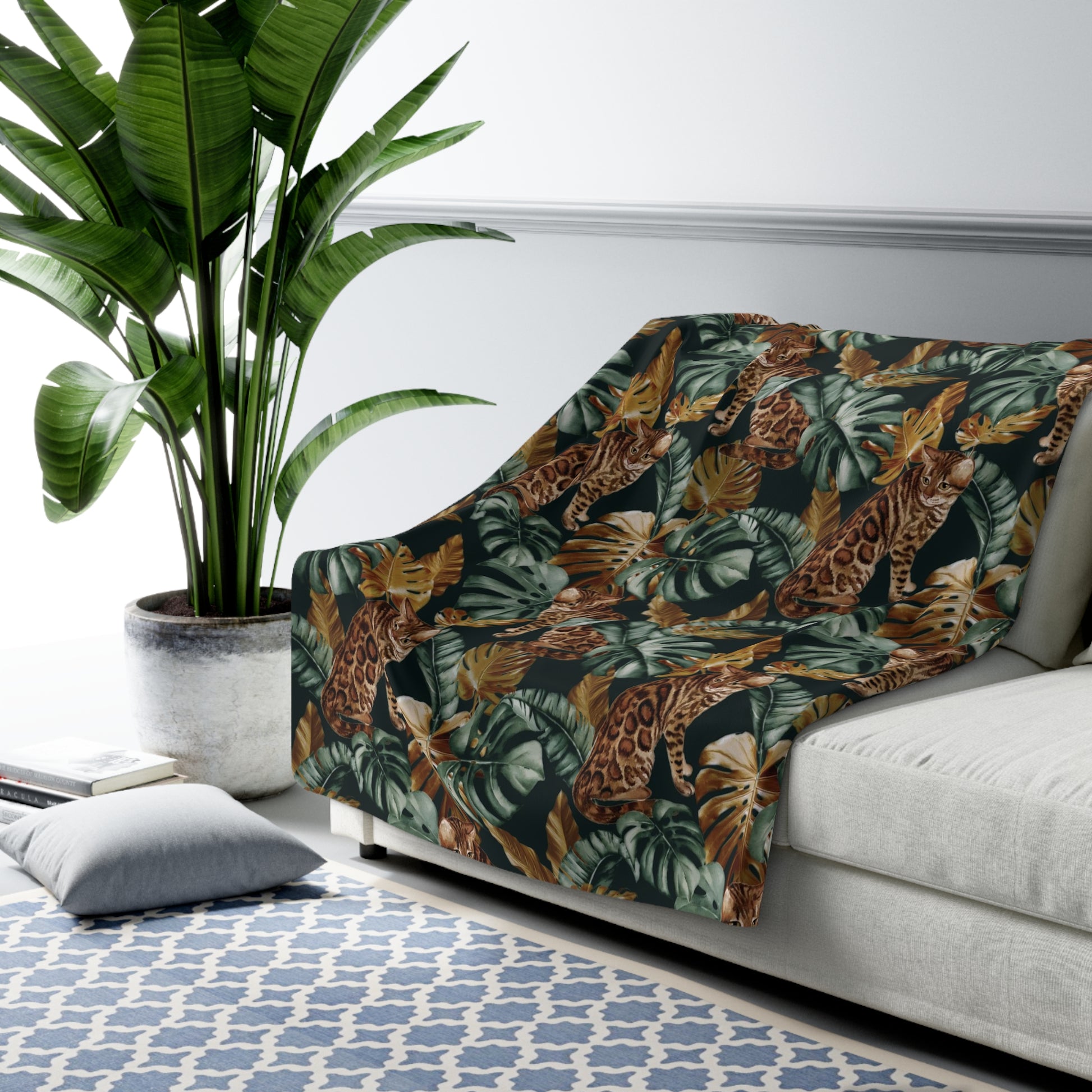 Fleece blanket with Bengal cats and oversized tropical leaves motif 