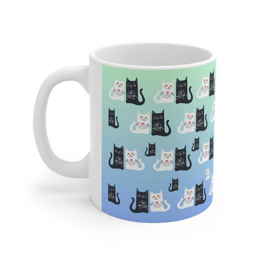 Mug with a pattern of black and white cartoon cats.